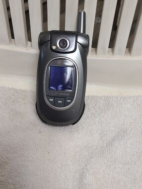 Verizon Silver Flip Phone with External Display